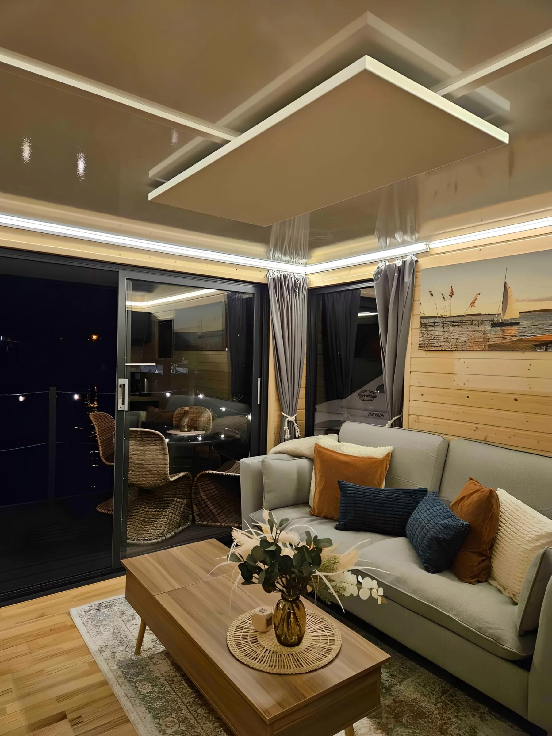 Wohnzimmer des AHOY Masal am Abend in warmem Licht
